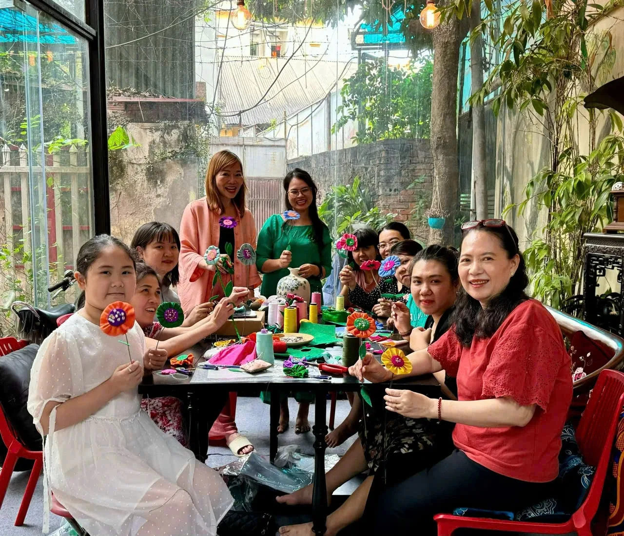 Hoa vải tái chế - Tinh hoa thủ công từ những bàn tay nghị lực